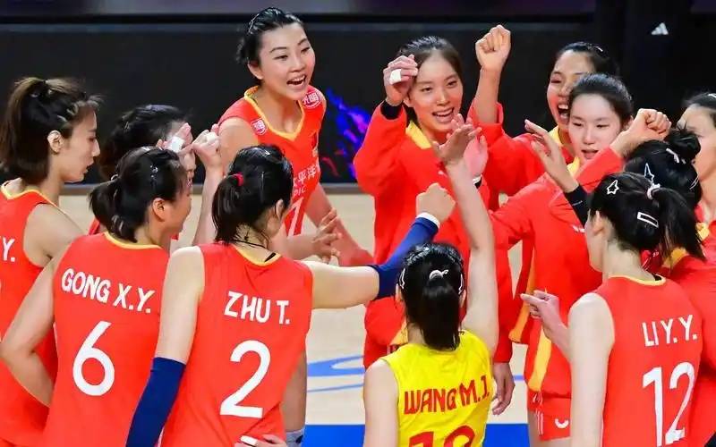 中国女排回归首秀大放异彩，巴黎主场球迷高呼名字